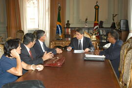 Governador Germano Rigotto recebe a visita de Paulo Roberto Carvalho, prefeito de São Francisco de Assis. Autor: Paulo Dias