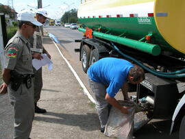 Policiais Militares fiscalizando cargas tóxicas irregulares. Autor: Alfonso Abraham