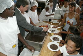 O governador do estado Germano Rigotto em visita ao restaurante comunitário, Comida Urgente. Autor: Nabor Goulart