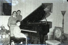 Pequeno pianista gaúcho em visita à primeira-dama Fabíola Dornelles