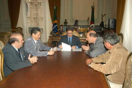 Governador Germano Rigotto em audiência com prefeito de Alecrim, Leonel Egídio Colossi. Autor: Paulo Dias