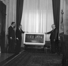 Apresentação do quadro A Espécie do pintor Jatyr Antonio Loss ao governador Walter Peracchi Barcellos
