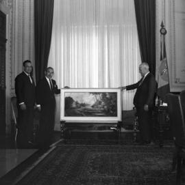 Apresentação de quadro do pintor Jatyr Antonio Loss ao governador Walter Peracchi Barcellos
