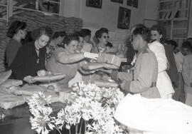 Distribuição de presentes de natal no Sanatório Belém pela primeira-dama, Ana Jobim