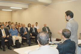 Vice-governador, Antônio Hohlfeldt em reunião com o conselho de representantes do CONSINOS, prefeitos, vereadores, instituições patronais, instituições de trabalhadores e instituições de Ensino. Autor: Ivan de Andrade