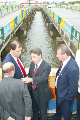 O governador do Estado Germano Rigotto,em visita à ponte que liga os municípios de Tramandaí e Imbé. Autor: Nabor Goulart