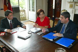 O governador do Estado Germano Rigotto em reunião com a presidente da Agência Estadual de Regulação dos Serviços Públicos (AGERGS), Maria Augusta Feldman, e Luiz Afonso Peres, diretor de serviços jurídicos da AGERGS. Autor: Nabor Goulart