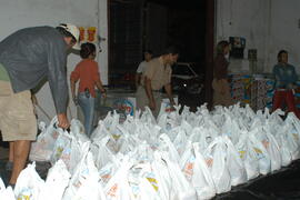 Entrega de alimentos para flagelados em Lajeado(Defesa Civil). Autor: Ivan de Andrade