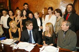 Escritora Letícia Wierzchowski e elenco da série de TV A Casa das Sete Mulheres com o governador Germano Rigotto e a esposa Claudia Scavino